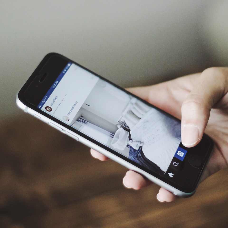 portfolio-07.jpg Hand holding a smartphone